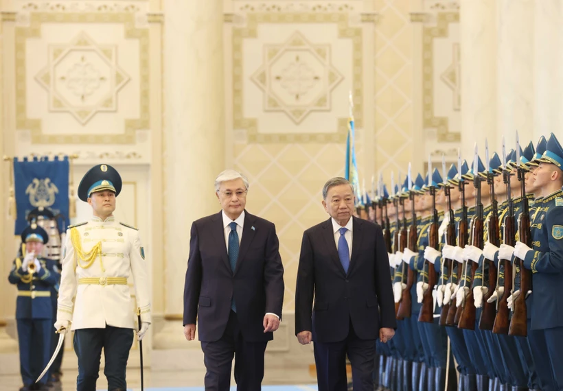 Kazakh President Kassym-Jomart Tokayev and Party General Secretary To Lam (R) inspect the guard of honour. Photo: VNA