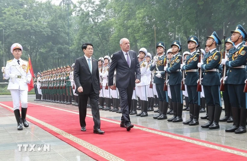 President Luong Cuong and Hungarian President Sulyok Tamas review guard of honour of Vietnam People’s Army. Photo: VNA