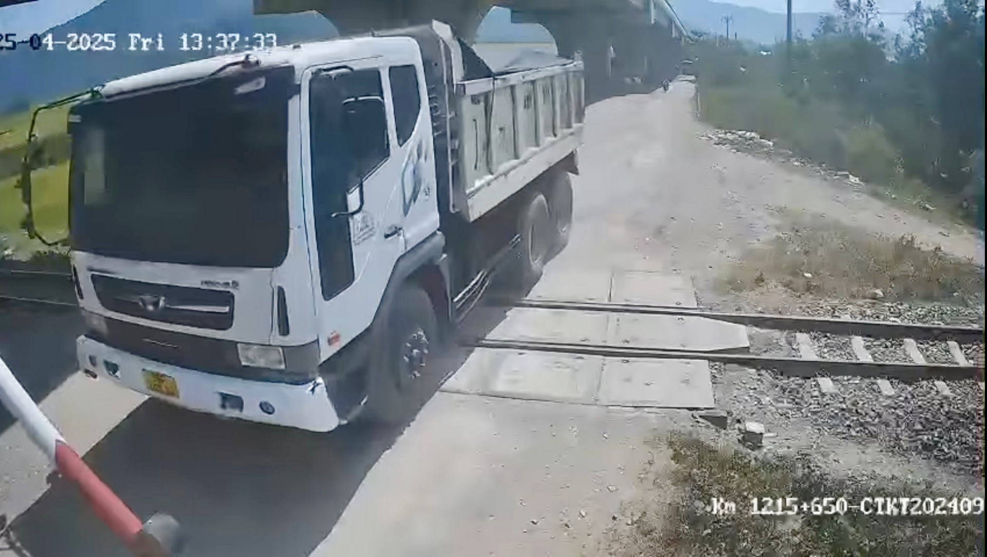 Vượt gác chắn đường sắt khi có chuông cảnh báo, tài xế bị xử phạt 5 triệu đồng