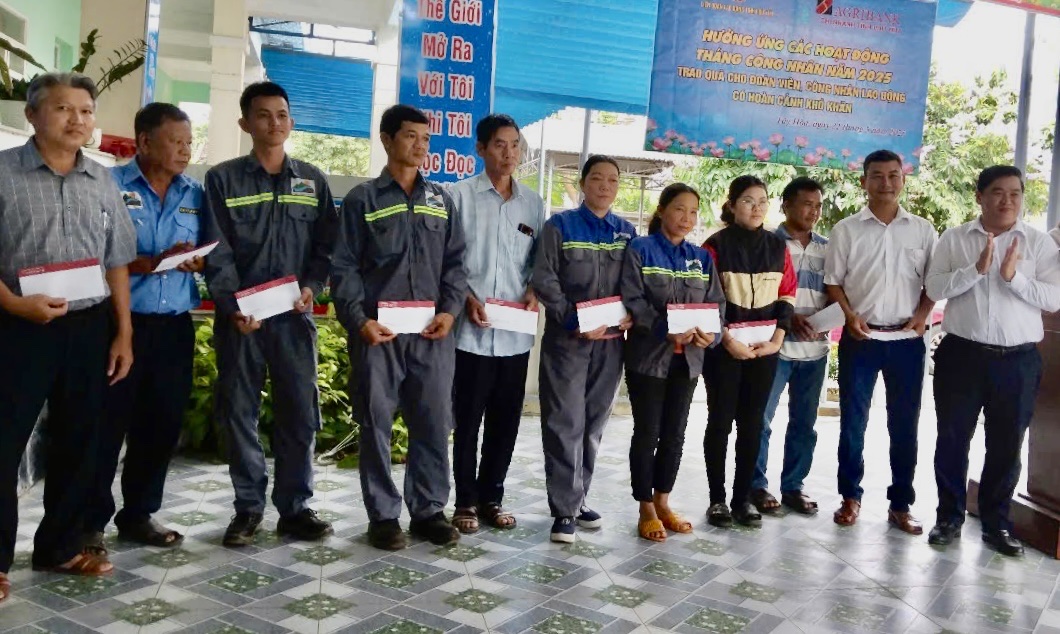 Khám sức khỏe, tặng quà cho hơn 220 đoàn viên, người lao động