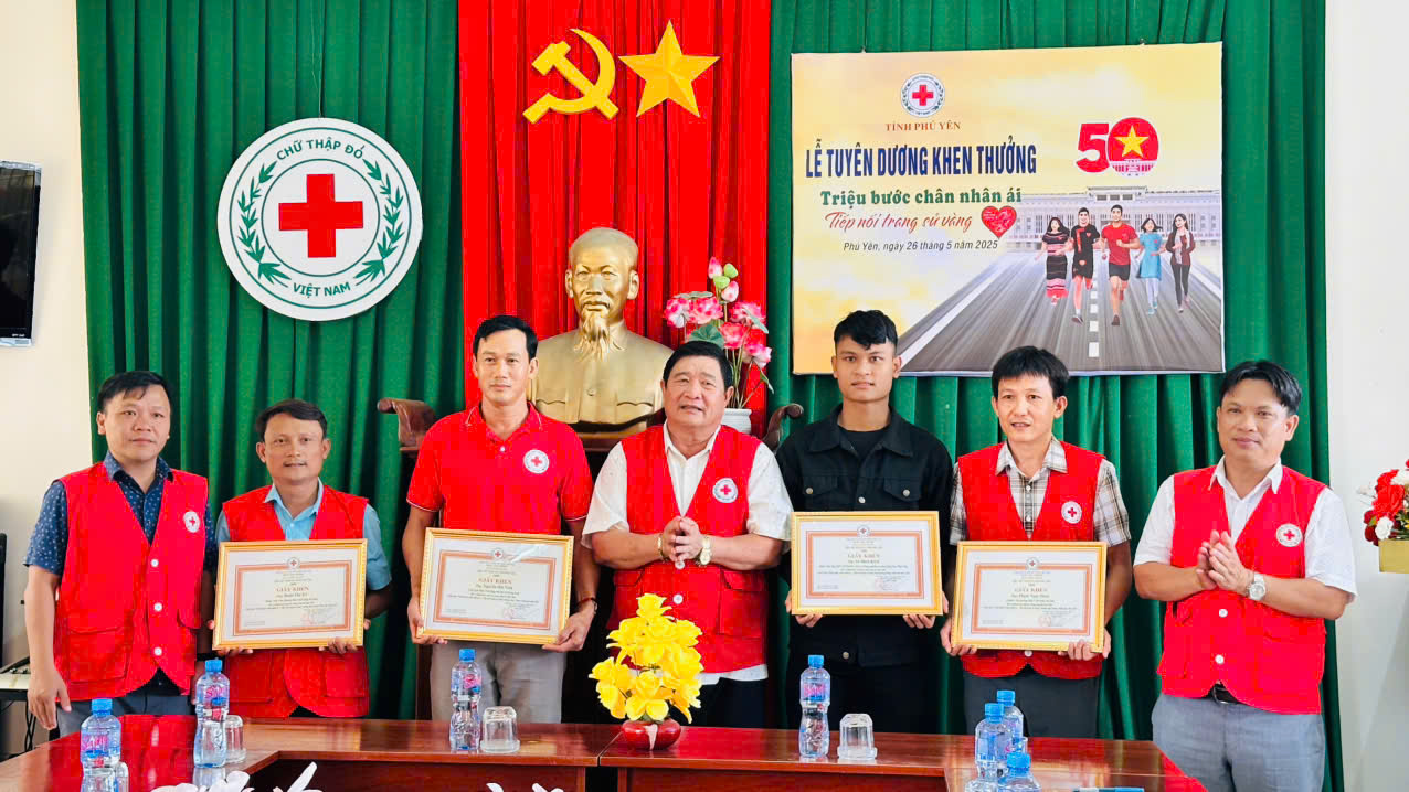 Hội Chữ thập đỏ tỉnh đã khen thưởng tập thể và cá nhân đã có thành tích xuất sắc thực hiện chiến dịch thể thao trực tuyến “Triệu bước chân nhân ái - tiếp nối trang sử vàng”. Ảnh: TRÂM TRÂN