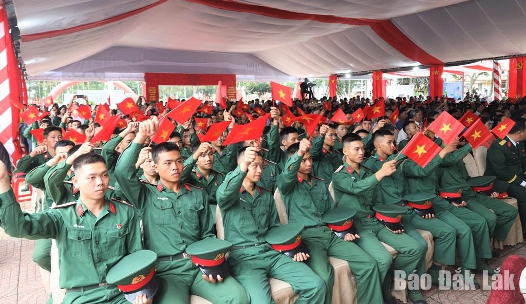 Lực lượng vũ trang tham dự lễ công bố. Ảnh: Nguyễn Xuân