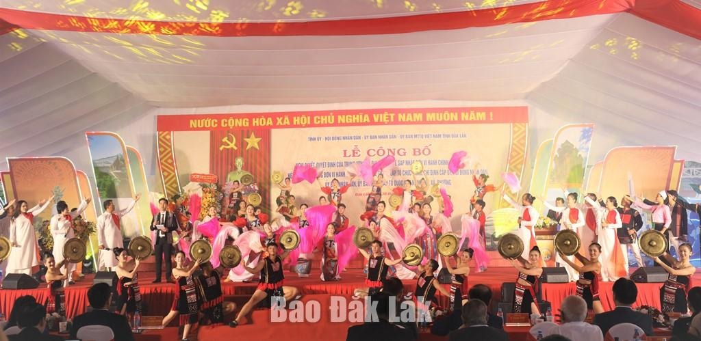 Chương trình văn nghệ chào mừng tại lễ công bố. Ảnh: N. Xuân
