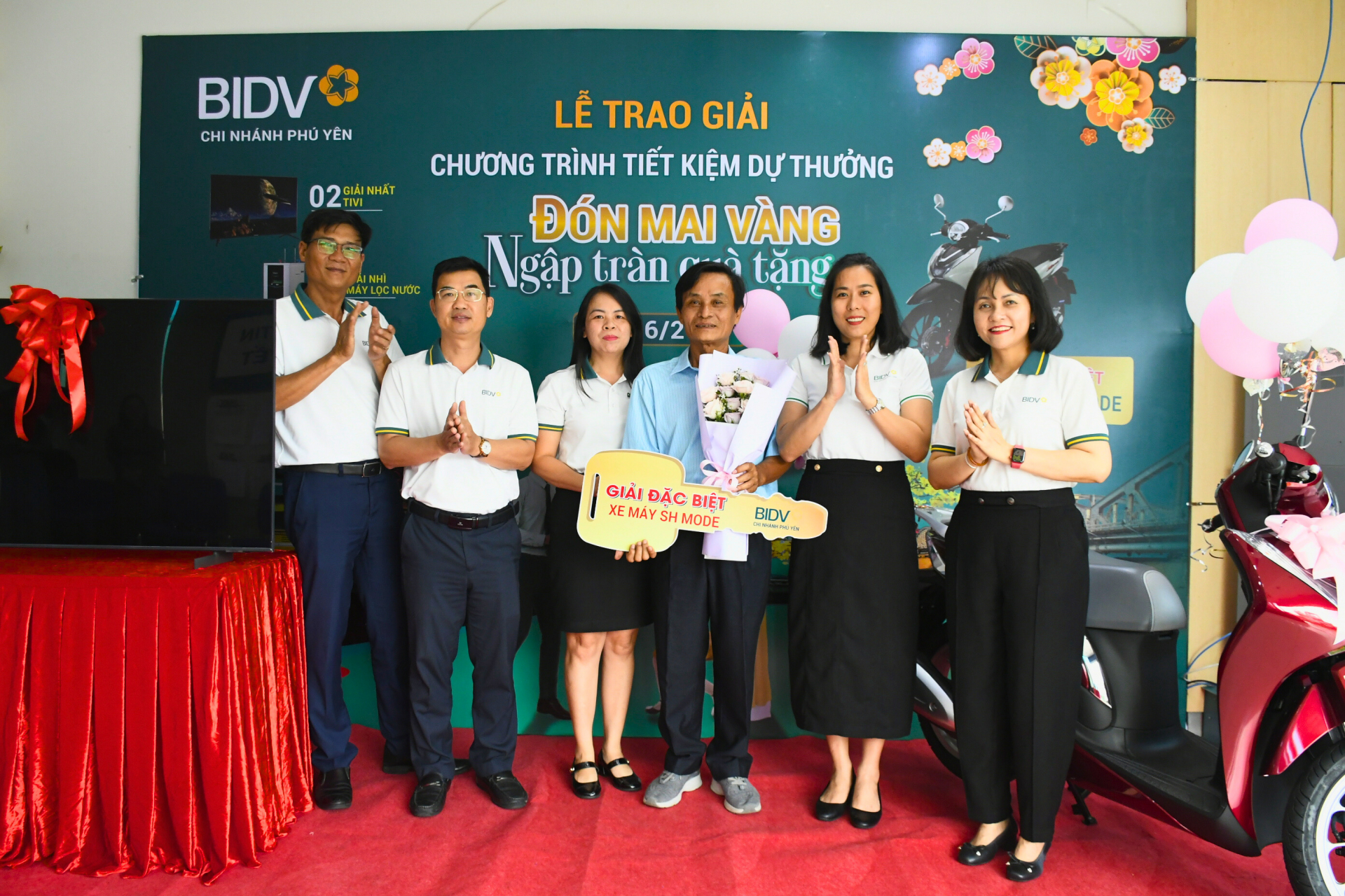 Ban Giám đốc BIDV Phú Yên và đại diện Phòng giao dịch Phú Lâm trao giải đặc biệt cho khách hàng Lê Đăng Bảo. Ảnh: LÊ HẢO