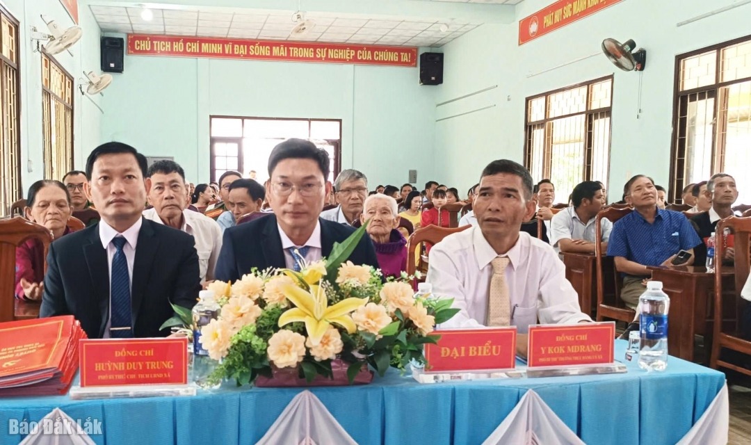 Cán bộ, đảng viên xã Cư Pui theo dõi Lễ công bố các nghị quyết, quyết định của Trung ương và địa phương về sáp nhập đơn vị hành chính, thành lập tổ chức đảng, chỉ định cấp ủy, HĐND, UBND, Mặt trận Tổ quốc tỉnh, xã, phường tỉnh Đắk Lắk.