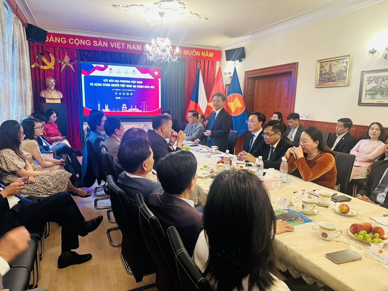 PPC Standing Vice Chairman Le Tan Ho calling on overseas Vietnamese and businesses to invest in Phu Yen