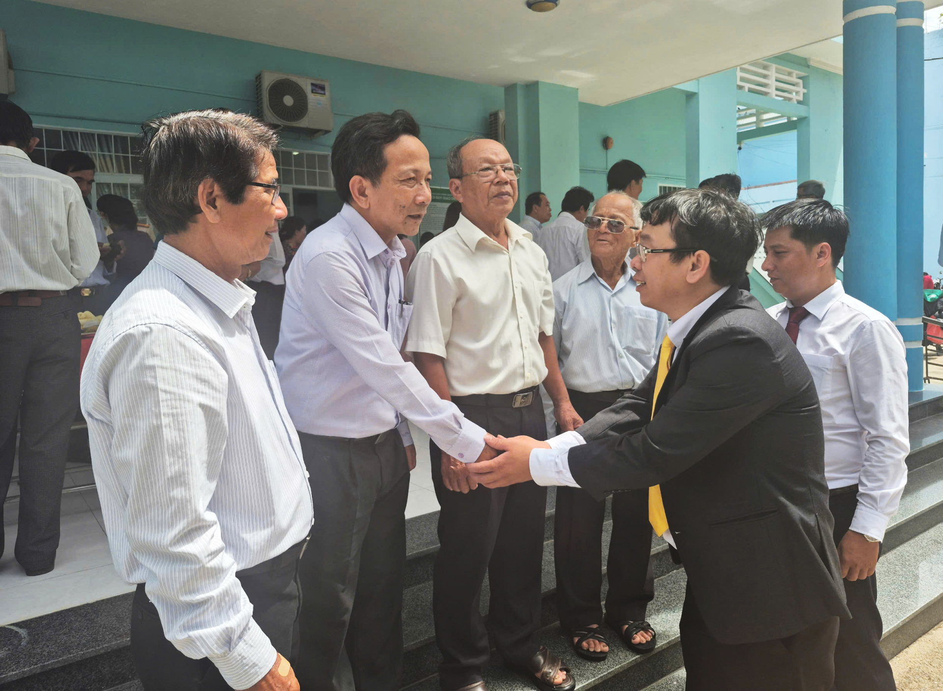 Ông Lê Chí Hoại, Phó Bí thư Đảng ủy, Chủ tịch UBND xã Hòa Thịnh (từ ngày 1/7) lắng nghe, tiếp thu và cảm ơn những dặn dò của các vị nguyên lãnh đạo địa phương đối với công tác tai địa phương trong thời gian tới. Ảnh: THỦY TIÊN
