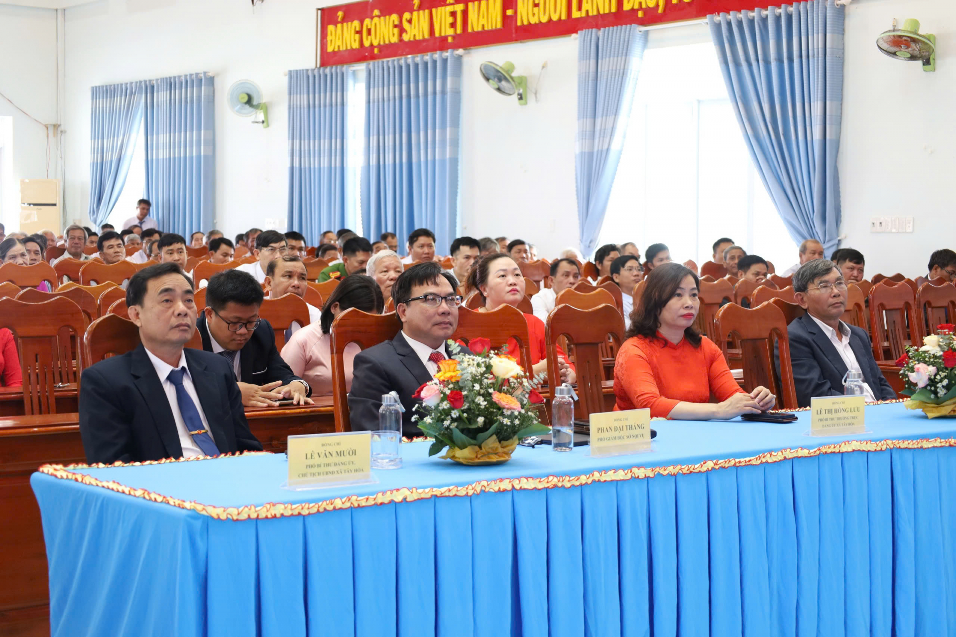 Các đại biểu tham dự buổi lễ tại xã Tây Hòa. Ảnh: ĐỖ QUYÊN