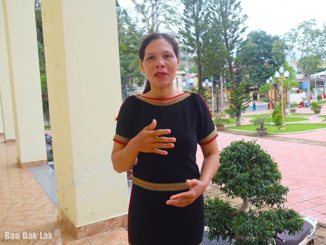 Bà H Long Kbur, Bí thư Chi bộ buôn Dơng Kriêng (thị trấn Liên Sơn, huyện Lắk (cũ)) bày tỏ mong muốn về chính sách đào tạo nghề, tạo việc làm cho đồng bào dân tộc thiểu số nói riêng, đồng bao Mnông nói chung.