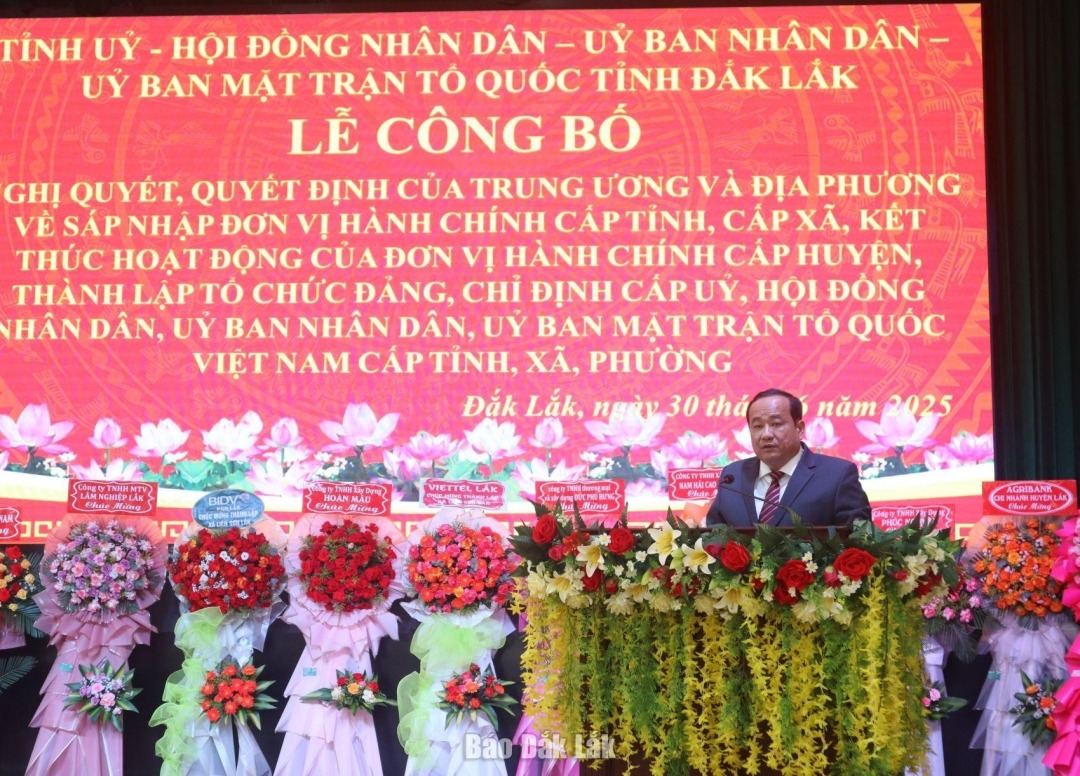 Bí thư Huyện ủy Lắk (cũ) Nguyễn Văn Long phát biểu tại buổi lễ.