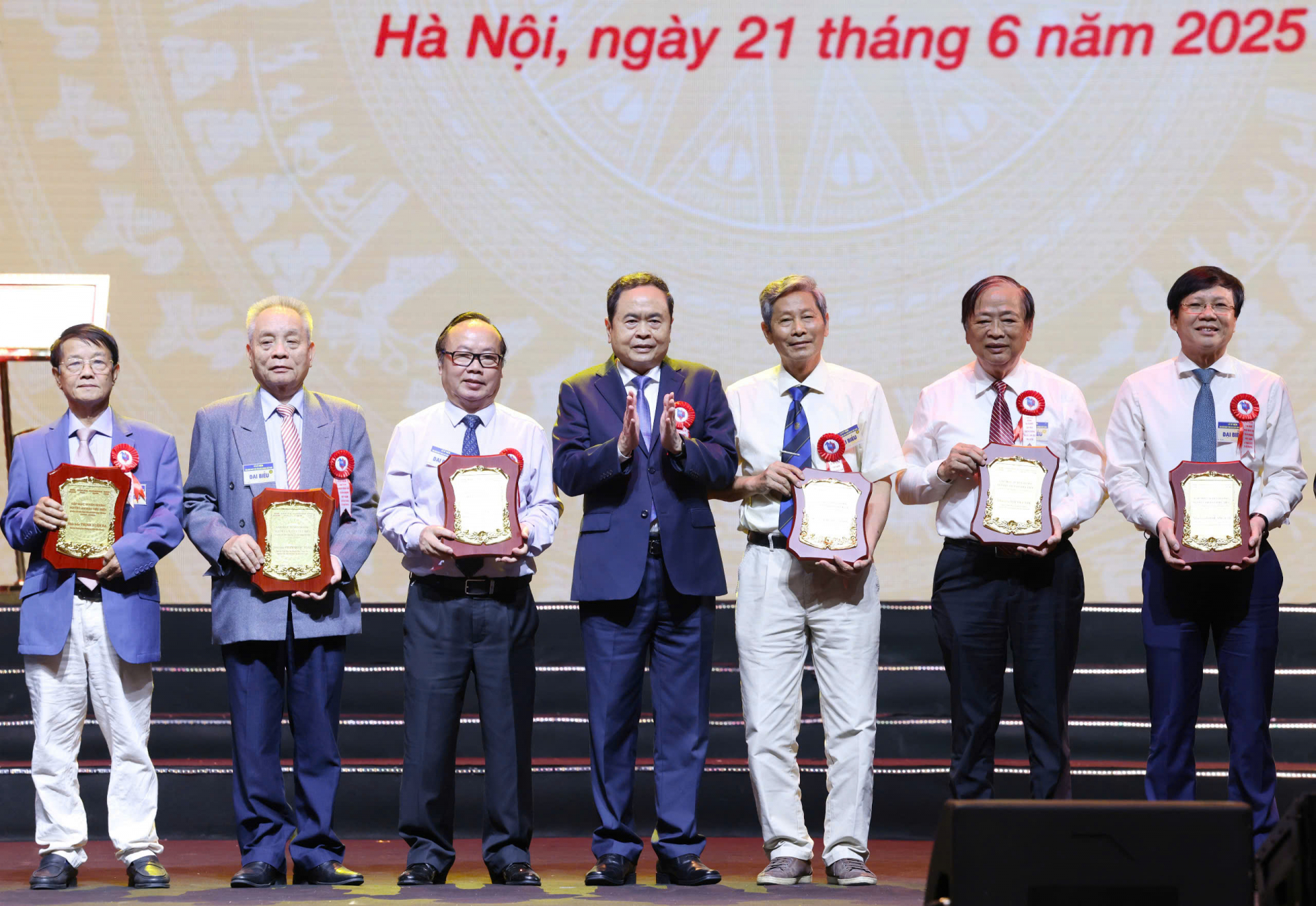 Thủ tướng Chính phủ Phạm Minh Chính trao quà tặng các nhà báo lão thành. Ảnh: HÀ MY