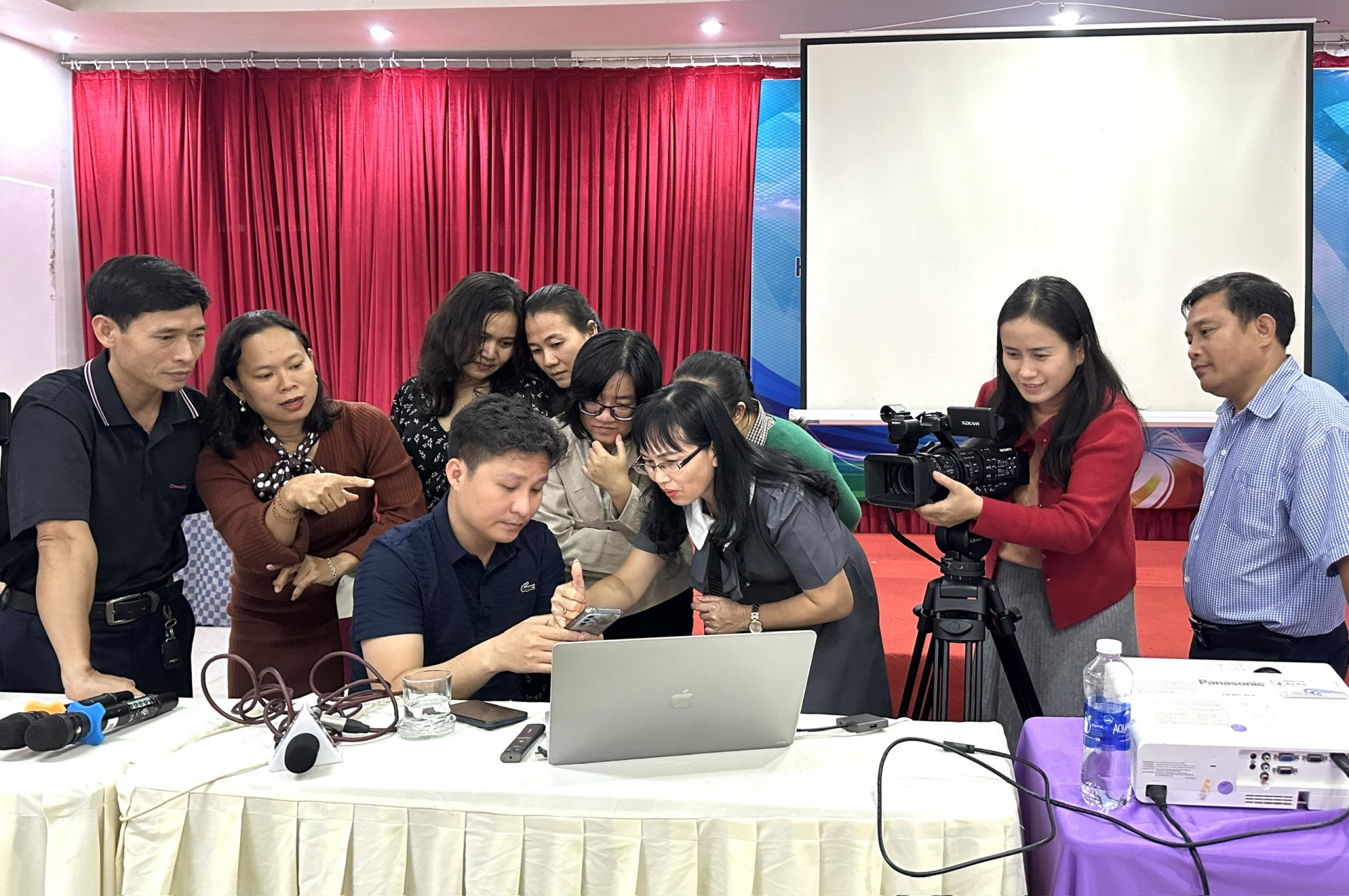 Các nhà báo không ngừng nâng cao trình dộ, trang bị kỹ năng làm báo đa phương tiện trong tình hình mới. Ảnh: TRẦN QUỚI