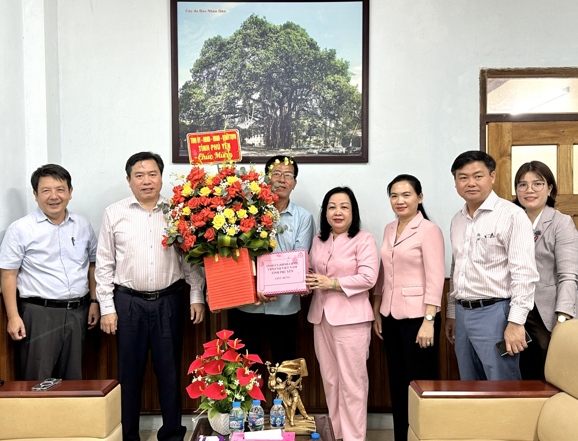 Đồng chí Cao Thị Hòa An, Bí thư Tỉnh ủy, Chủ tịch HĐND tỉnh và đoàn công tác tặng hoa chúc mừng Văn phòng Báo Nhân dân tại Phú Yên. Ảnh: TRẦN QUỚI