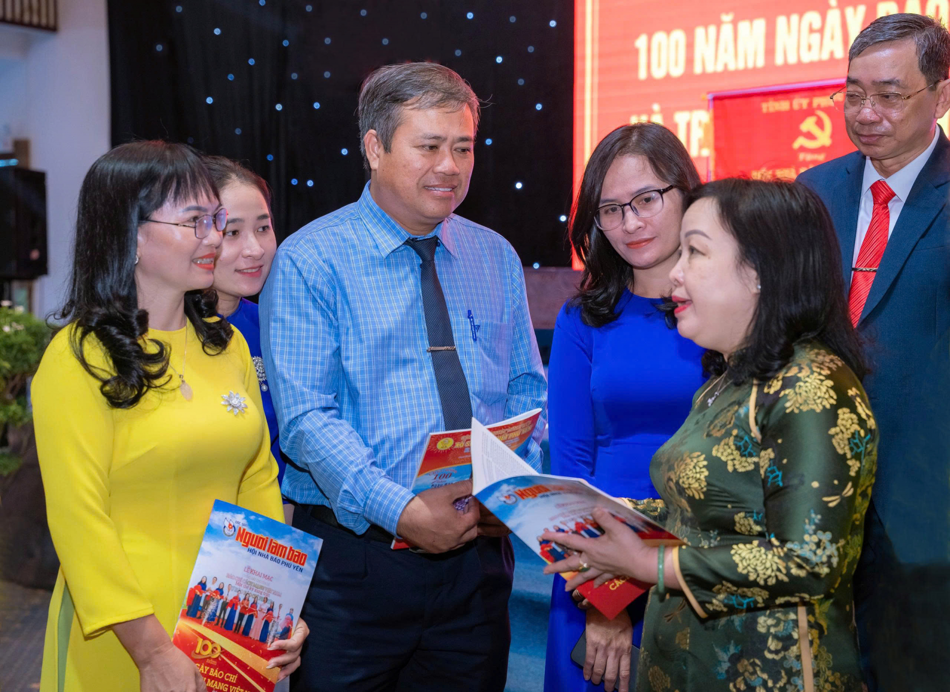 Comrade Cao Thi Hoa An, Secretary of the Provincial Party Committee and Chairwoman of the Provincial Peoples Council, discussing work with journalists of Phu Yen at the celebration of the 100th Anniversary of the Vietnamese Revolutionary Press Day
