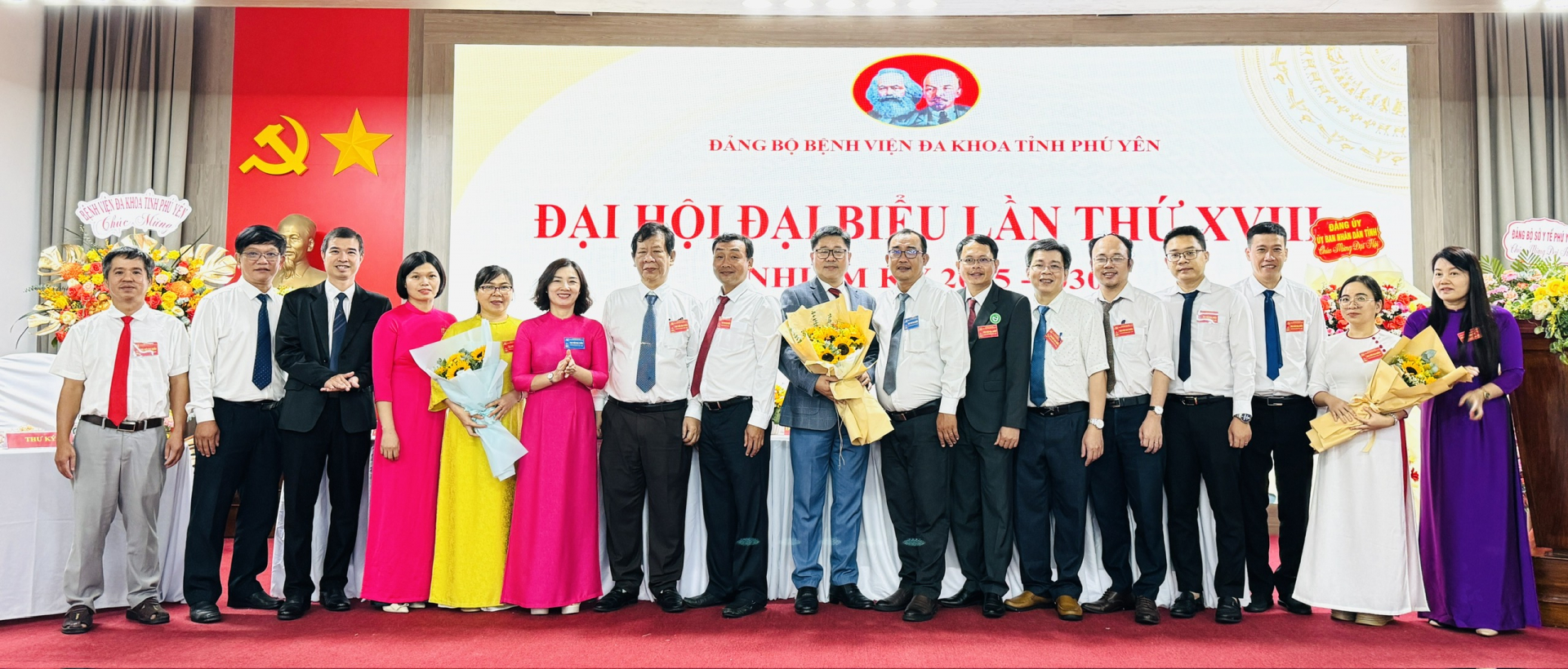 BCH Đảng bộ Bệnh viện Đa khoa Phú Yên nhiệm kỳ 2025-2030 ra mắt, nhận hoa chúc mừng từ các đại biểu đến tham dự. Ảnh: YÊN LAN