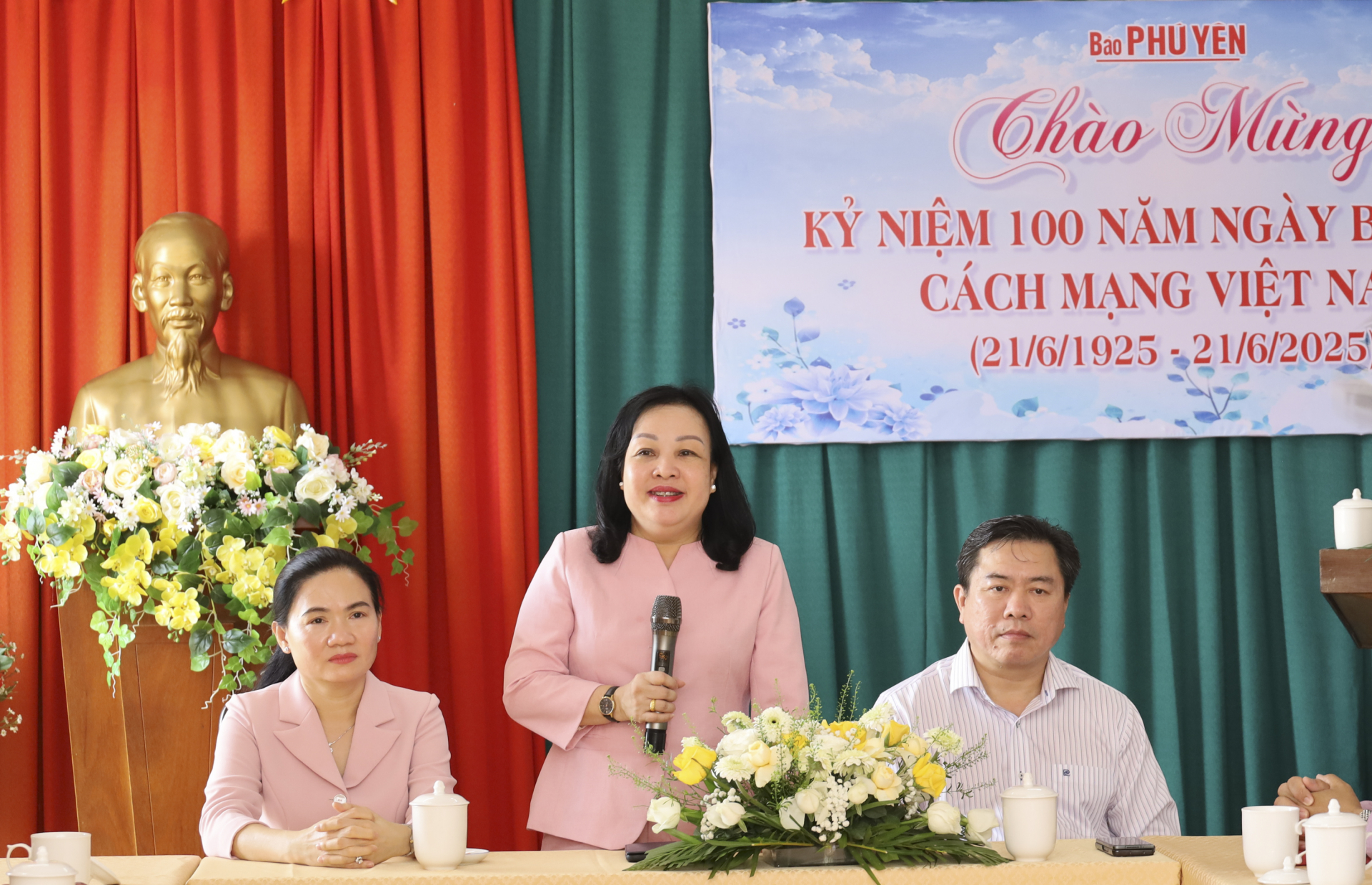 Đồng chí Cao Thị Hòa An, Bí thư Tỉnh ủy, Chủ tịch HĐND tỉnh phát biểu chúc mừng, động viên tập thể cán bộ, phóng viên Báo Phú Yên. Ảnh: TRẦN QUỚI