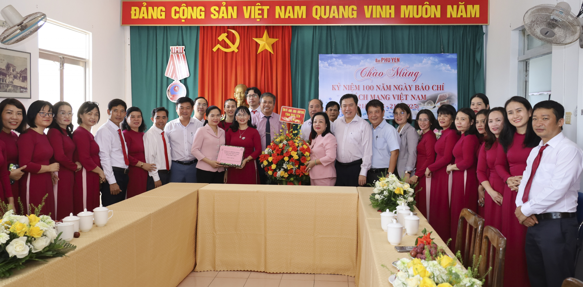 Đồng chí Cao Thị Hòa An, Bí thư Tỉnh ủy, Chủ tịch HĐND tỉnh phát biểu chúc mừng, động viên tập thể cán bộ, phóng viên Báo Phú Yên. Ảnh: NGỌC THẮNG