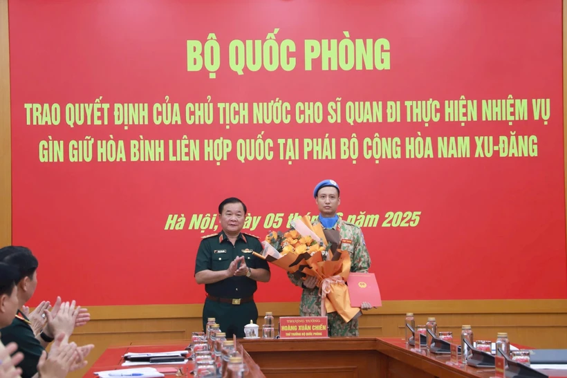 Trao quyết định của Chủ tịch nước cho sĩ quan đi gìn giữ hòa bình tại Nam Sudan