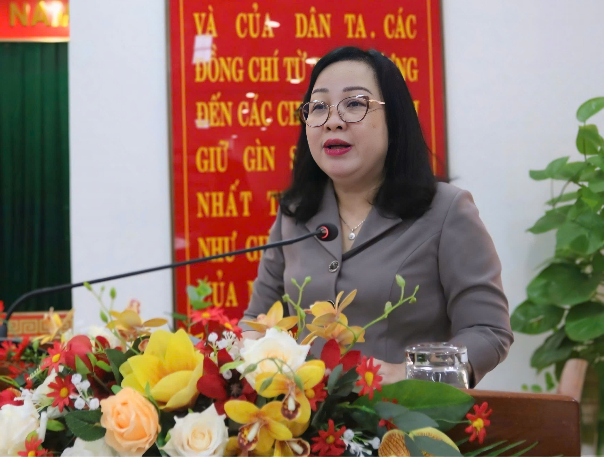 Bí thư Tỉnh ủy Cao Thị Hòa An phát biểu tại hội nghị. Ảnh: HÀ MY