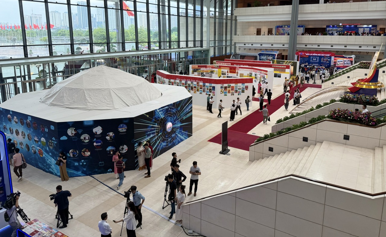 Toàn cảnh không gian trưng bày Hội Báo toàn quốc năm 2025. Ảnh: HÀ MY