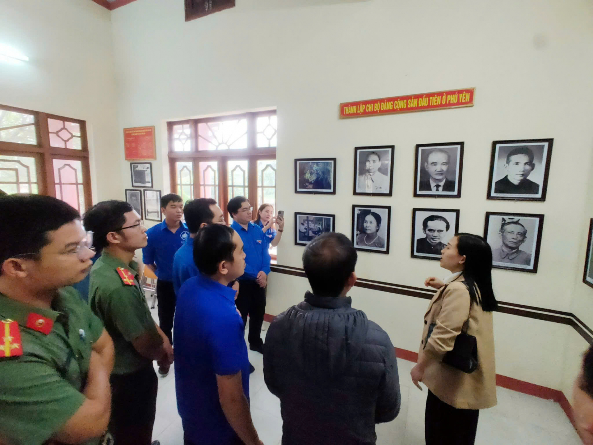 Đoàn viên thanh niên tìm hiểu cuộc đời hoạt động cách mạng của những đảng viên cộng sản đầu tiên ở Phú Yên. Ảnh: CTV