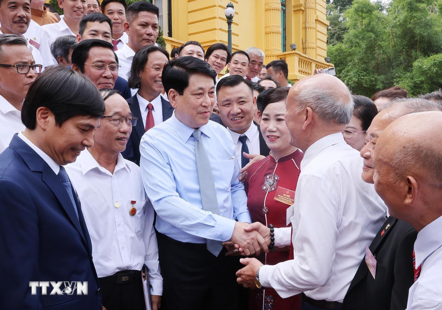 Chủ tịch nước Lương Cường với các nghệ nhân làng nghề tiêu biểu toàn quốc. Ảnh: TTXVN