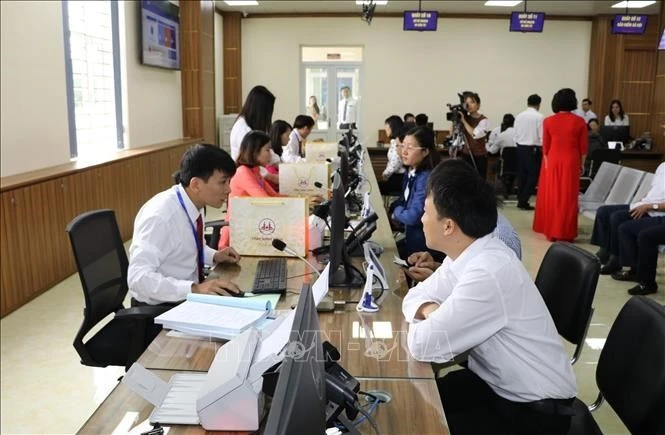 Civil servants and citizens at the Ninh Binh provincial Public Administrative Service Centre. Photo: VNA