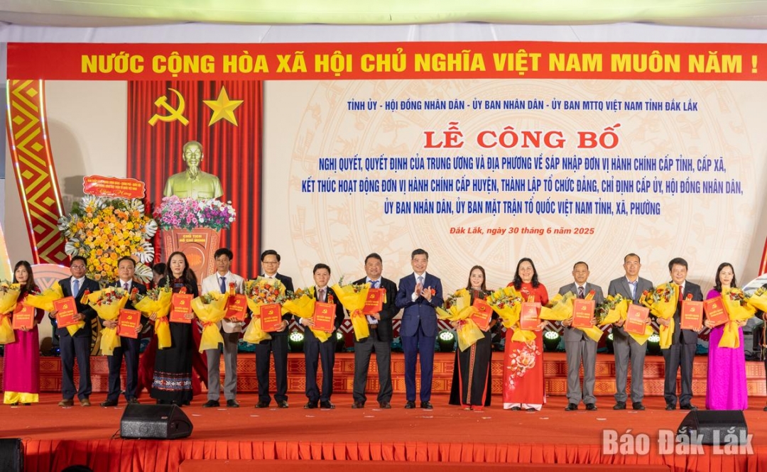'Đồng chí Tạ Anh Tuấn, Phó Bí thư Tỉnh ủy, Chủ tịch UBND tỉnh trao quyết định và tặng hoa chúc mừng các đồng chí Bí thư xã, phường. Ảnh: Nguyễn Gia
'
