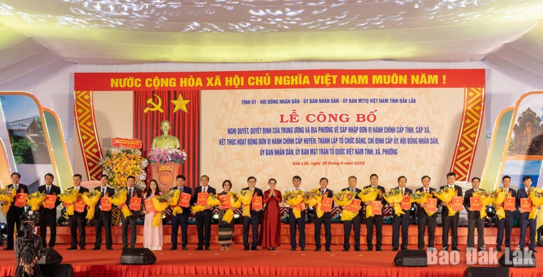 'Đồng chí Huỳnh Thị Chiến Hòa, Phó Bí thư Tỉnh ủy trao quyết định và tặng hoa chúc mừng các đồng chí Bí thư Đảng ủy xã, phường. Ảnh: Nguyễn Gia
'
