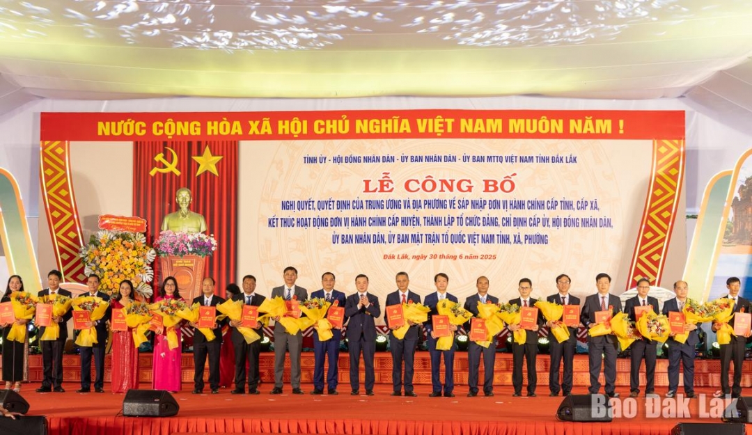 'Đồng chí Đỗ Hữu Huy, Phó Bí thư Tỉnh ủy trao quyết định và tặng hoa chúc mừng các đồng chí Bí thư Đảng ủy xã, phường. Ảnh: Nguyễn Gia
'