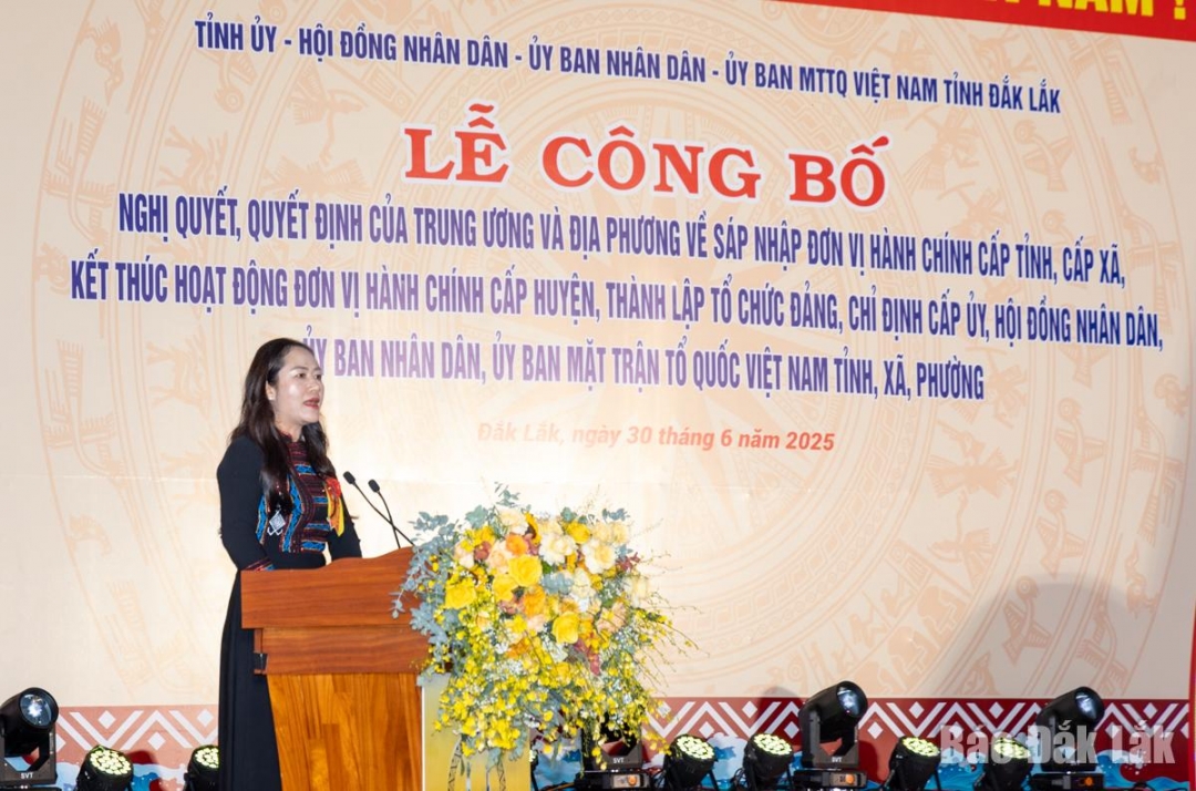 'Đồng chí Ngô Thị Minh Trinh, Bí thư Đảng ủy xã Ea Knuếc, đại diện 102 đồng chí Bí thư Đảng ủy các xã, phường phát biểu tại buổi lễ. Ảnh: Nguyễn Gia
'