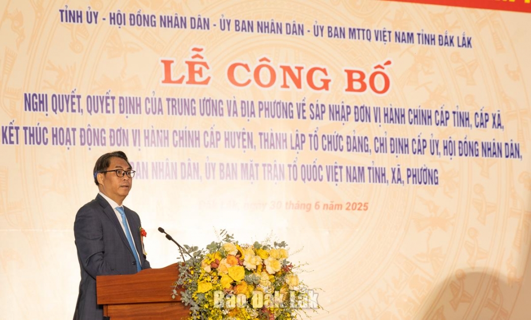 Đồng chí Phan Thăng An, Phó trưởng Ban Tổ chức Trung ương công bố nghị quyết, quyết định của Trung ương đối với việc hợp nhất, sáp nhập đơn vị hành chính các cấp. Ảnh: Nguyễn Gia