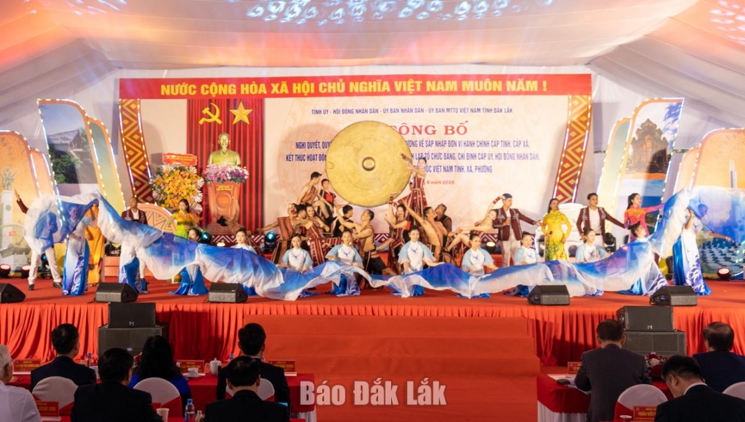 'Chương trình văn nghệ đặc sắc của Đoàn Ca múa Dân tộc Đắk Lắk và Nhà hát Ca múa nhạc Dân gian Sao Biển Phú Yên chào mừng lễ công bố. Ảnh: Nguyễn Gia
'