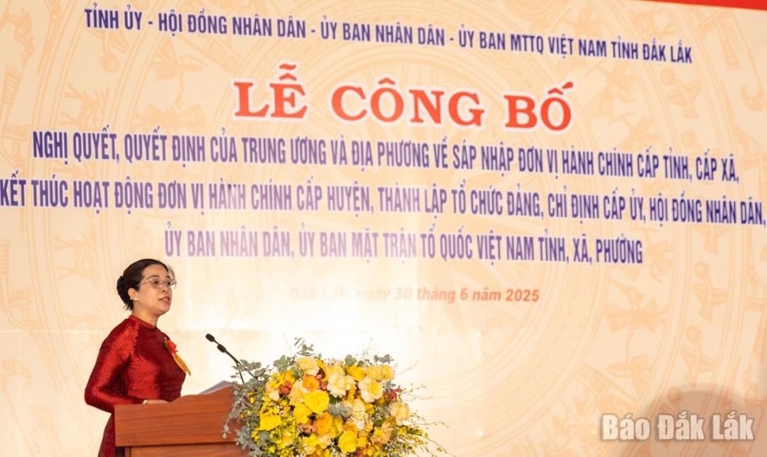 'Đồng chí Huỳnh Thị Chiến Hòa, Phó Bí thư Tỉnh ủy công bố các quyết định của 2 tỉnh Đắk Lắk và Phú Yên. Ảnh: Nguyễn Gia
'