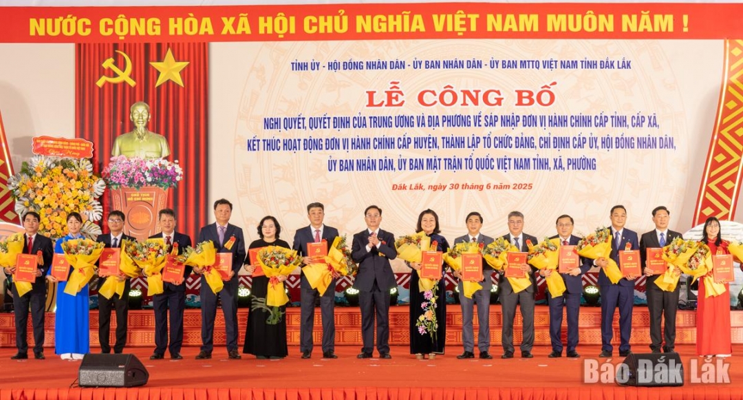 'Đồng chí Nguyễn Đình Trung, Ủy viên Trung ương Đảng, Bí thư Tỉnh ủy trao quyết định và tặng hoa chúc mừng các đồng chí Bí thư Đảng ủy xã, phường. Ảnh: Nguyễn Gia
'