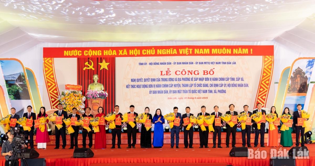 'Đồng chí Cao Thị Hòa An, Phó Bí thư Thường trực Tỉnh ủy, Chủ tịch HĐND tỉnh trao quyết định và tặng hoa chúc mừng các đồng chí Bí thư Đảng ủy xã, phường. Ảnh: Nguyễn Gia
'