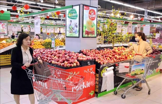 Consumers shop at Winmart Vo Thi Sau in Hai Ba Trung district, Hanoi. Photo: VNA