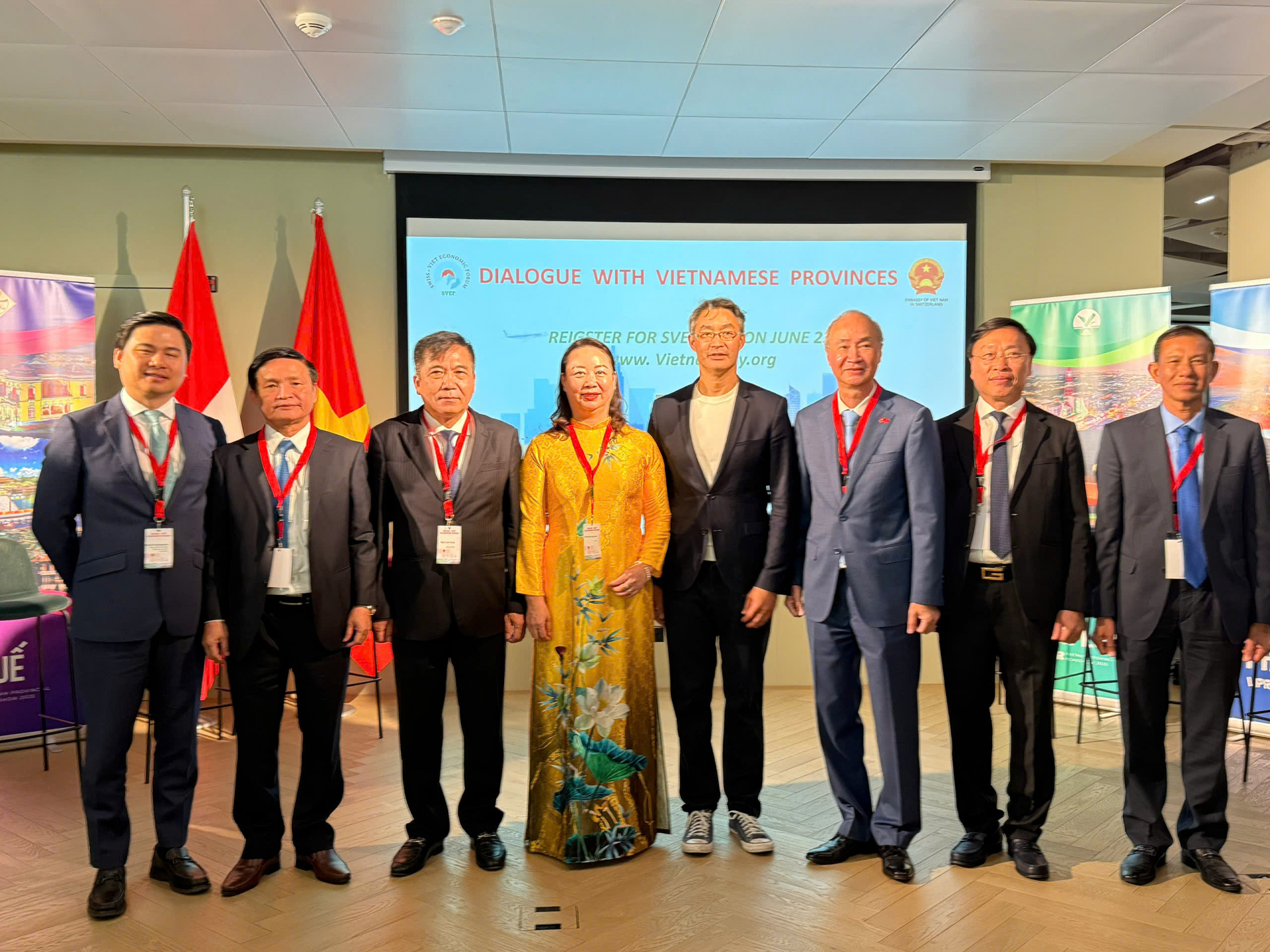 PPC Permanent Vice Chairman Le Tan Ho taking photos with delegates attending the seminar