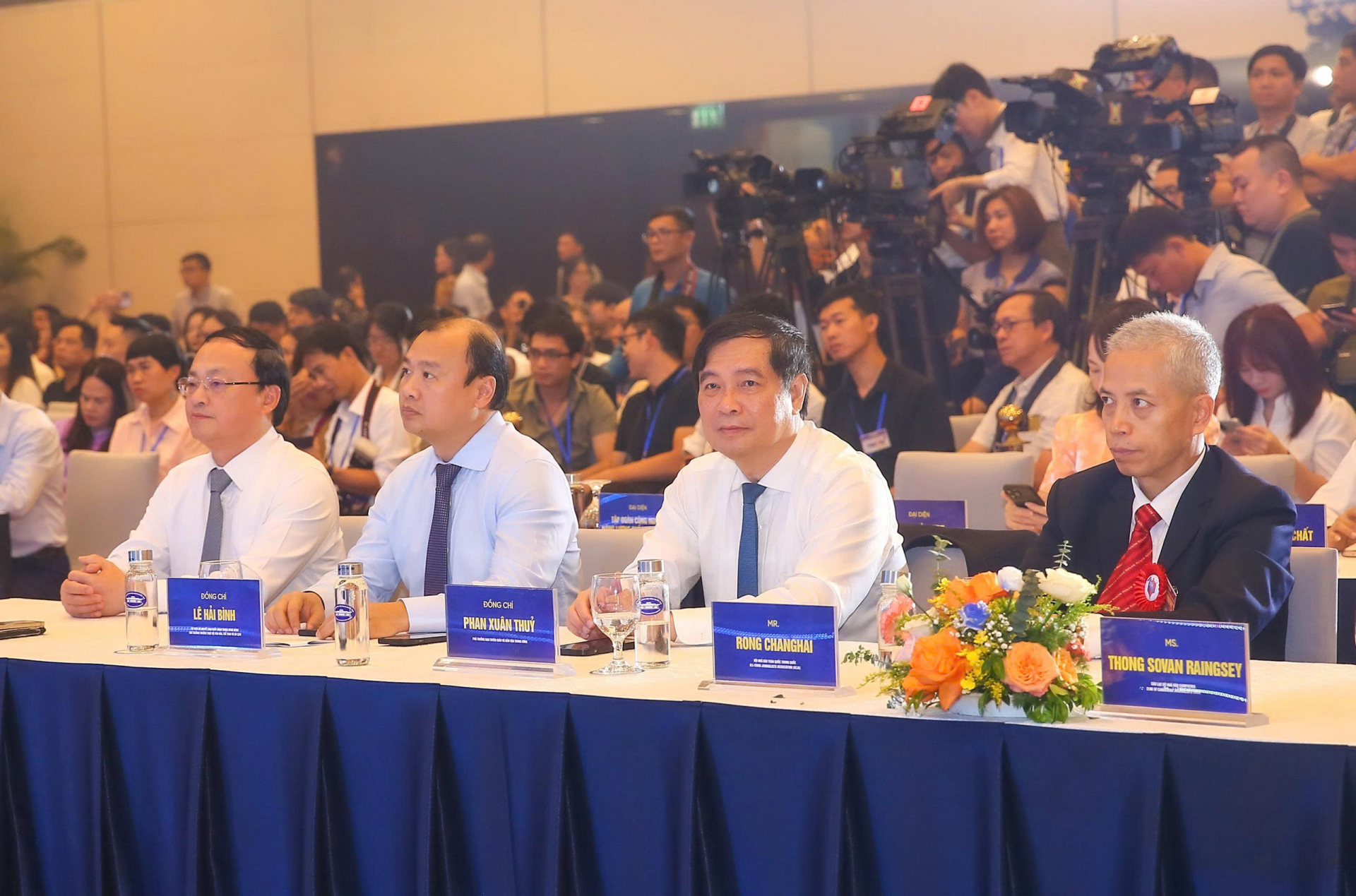 Các đại biểu tham dự lễ bế mạc Hội Báo toàn quốc 2025. Ảnh: HÀ MY