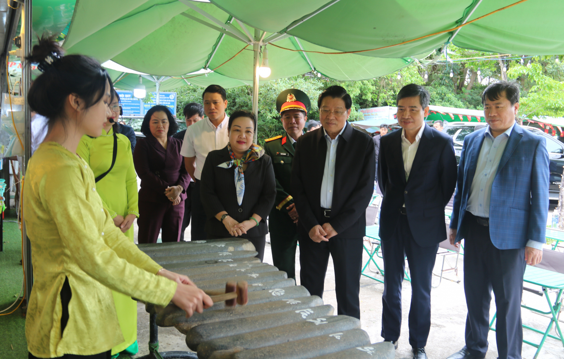 Comrade Phan Dinh Trac, Politburo member, Secretary of the Party Central Committee, and Head of the Central Committee for Internal Affairs, together with leaders of Phu Yen provincial Party Committee, enjoying a performance of Phu Yen lithophone at Nhan Tower- a Special National Relic.