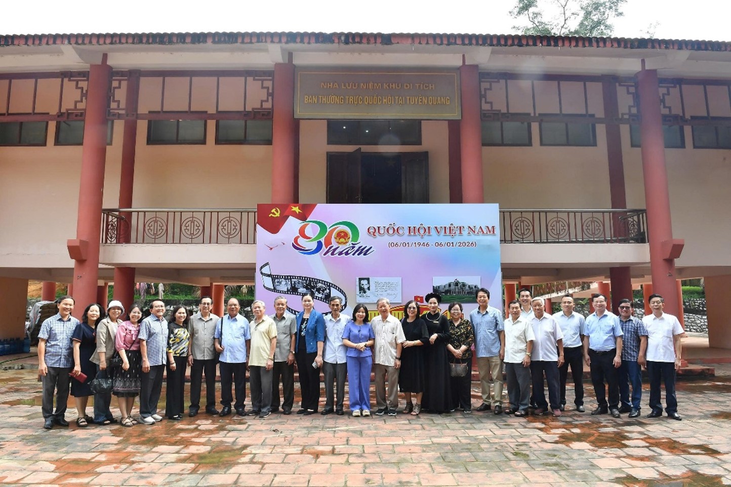 Các đại biểu tham quan Khu di tích Ban Thường trực Quốc hội, xã Trung Yên, huyện Sơn Dương, tỉnh Tuyên Quang
