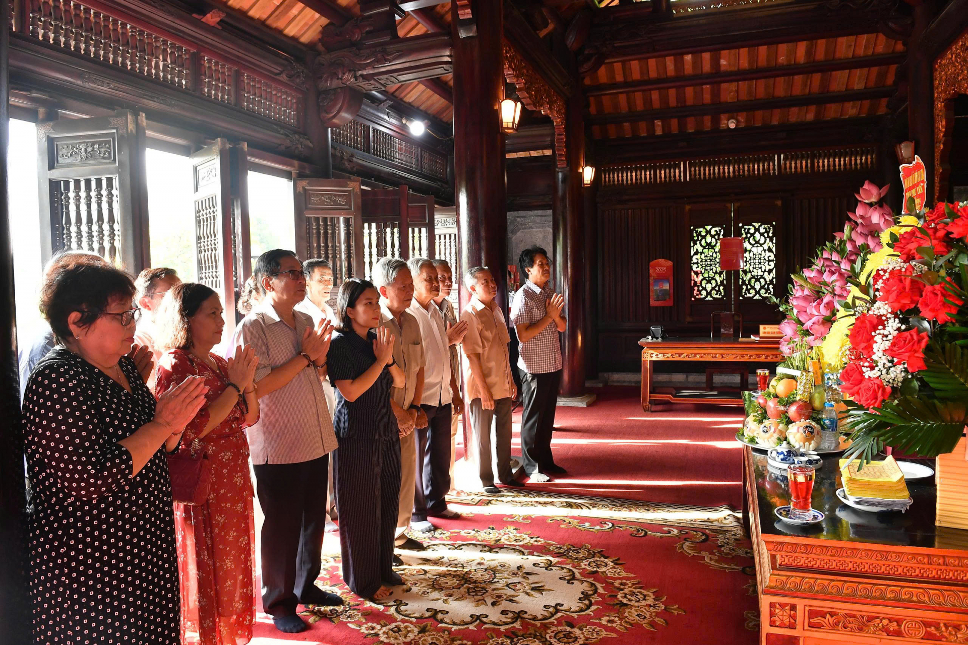Các đại biểu dâng hương tại Đền thờ Chủ tịch Hồ Chí Minh (phường Tân Quang, thành phố Tuyên Quang, tỉnh Tuyên Quang)