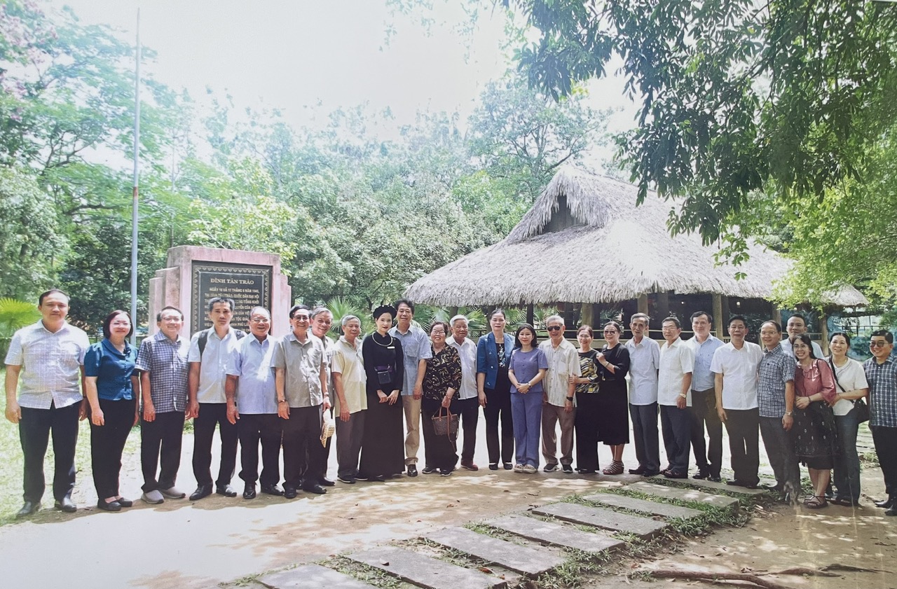 Đoàn đại biểu tham quan đình Tân Trào -  nơi diễn ra Quốc dân Đại hội vào ngày 16-17/8/1945