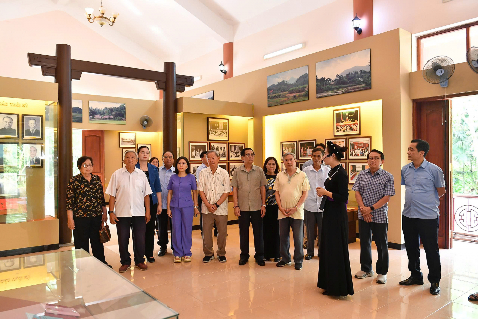 Các đại biểu nghe thuyết minh về hoạt động của Ban Thường trực Quốc hội tại Nhà lưu niệm, Khu di tích Trung Yên (Tuyên Quang)