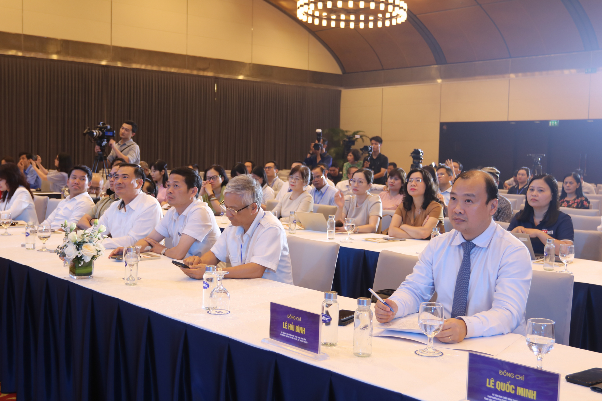 Đồng chí Lê Hải Bình, Ủy viên dự khuyết Trung ương Đảng, Thứ trưởng Thường trực Bộ VHTT&DL (bìa phải) và các đại biểu tham dự Diễn đàn Báo chí năm 2025. Ảnh: HÀ MY