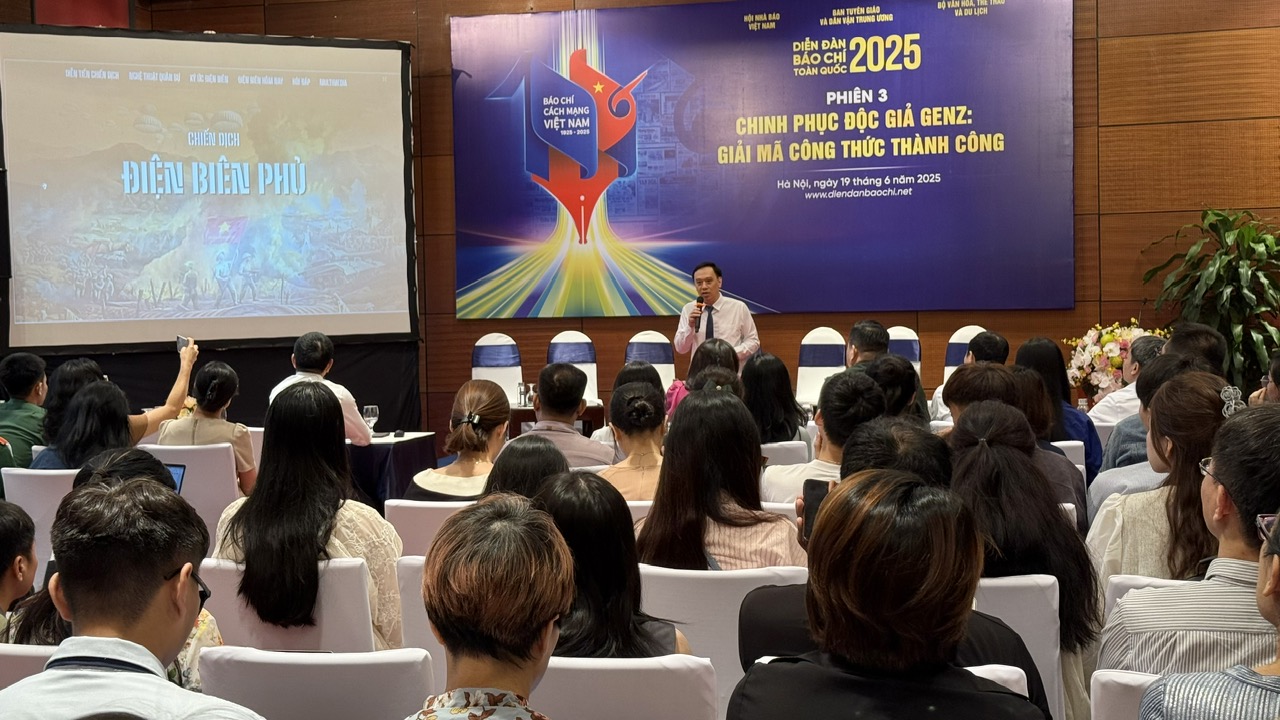 Phiên diễn đàn Chinh phục độc giả Gen Z: Giải mã công thức thành công thu hút đông đảo các đại biểu, bạn trẻ tham dự. Ảnh: HÀ MY 
