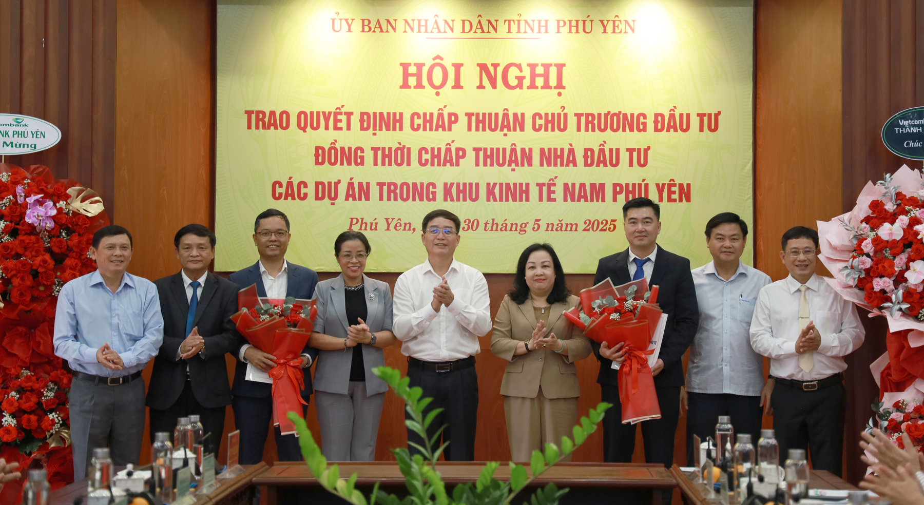 Leaders of Phu Yen and Dak Lak provinces presenting flowers to congratulate investors