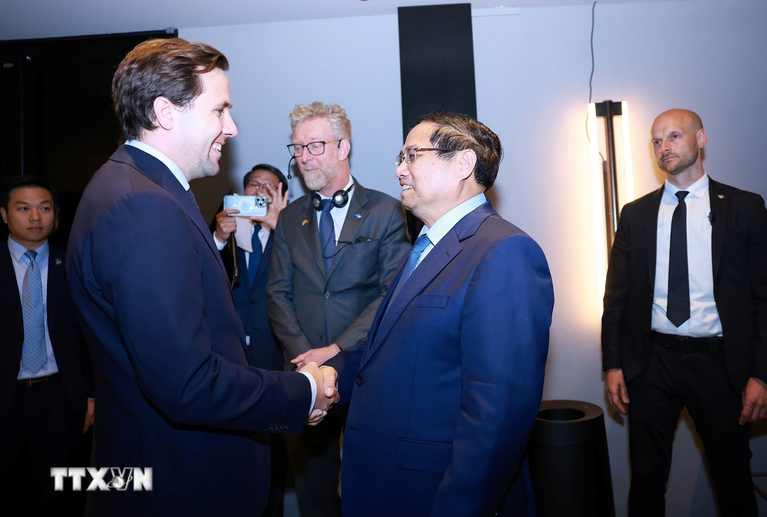 Bộ trưởng Hợp tác phát triển quốc tế và Ngoại thương Thụy Điển Benjamin Dousa đón Thủ tướng Phạm Minh Chính dự Diễn đàn kinh tế Việt Nam - Thụy Điển. Ảnh: TTXVN