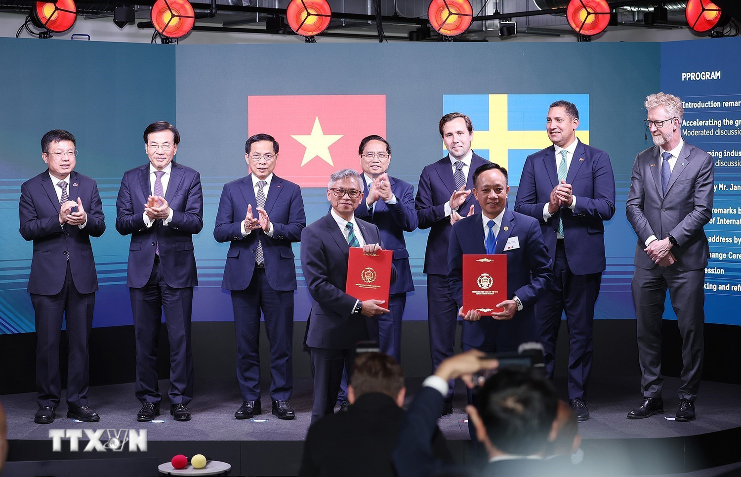 Thủ tướng Phạm Minh Chính chứng kiến trao thỏa thuận hợp tác giữa doanh nghiệp Việt Nam - Thụy Điển. Ảnh: TTXVN