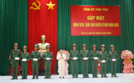 Đồng chí Cao Thị Hòa An dự lễ tuyên thệ chiến sĩ mới?width=190&height=-&type=resize